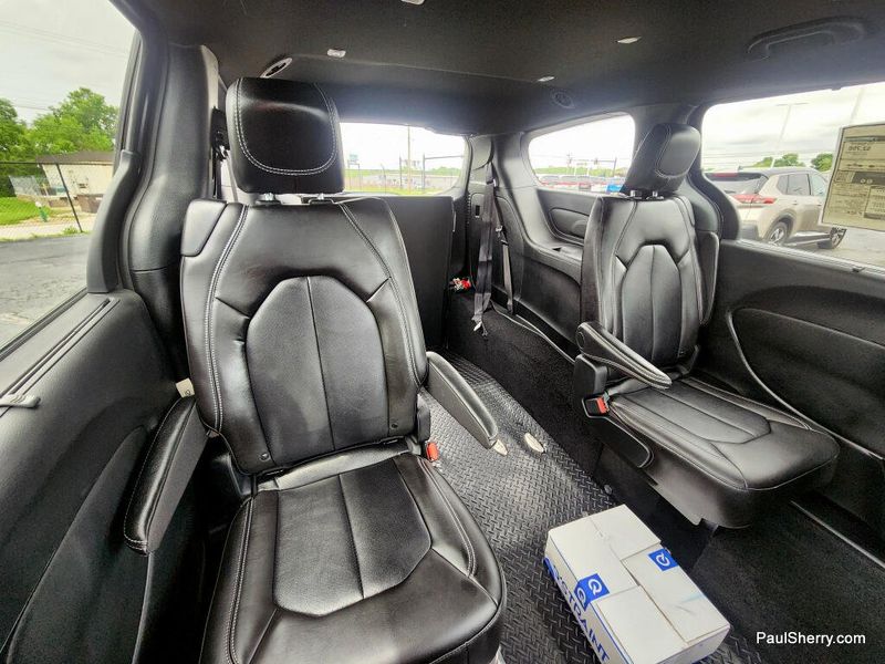 New 2026 Chrysler Pacifica Select