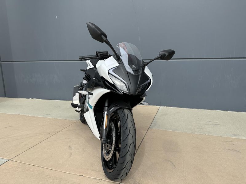 2025 CFMOTO 300SS Image 2