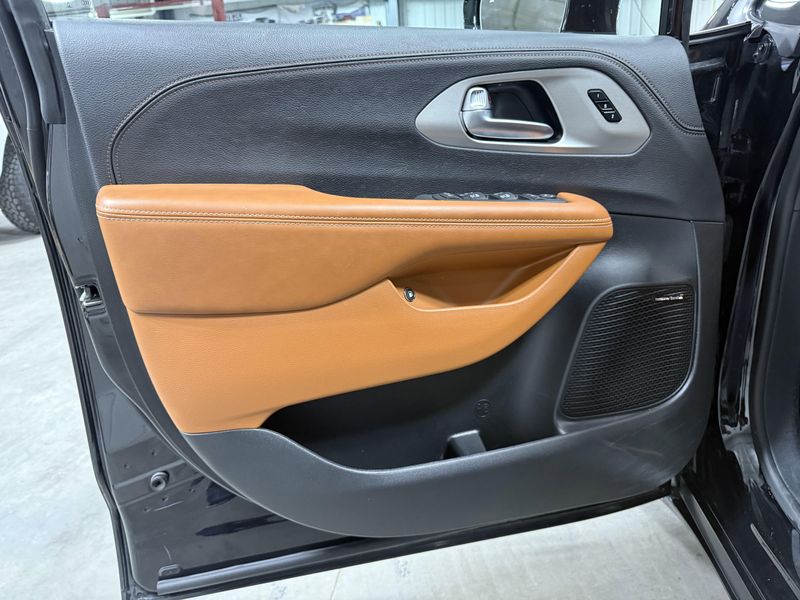 Used 2024 Chrysler Pacifica Hybrid PinnacleImage 19