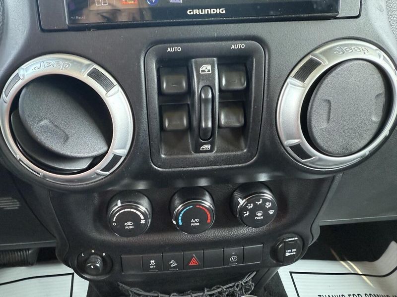 2013 Jeep Wrangler Unlimited Sahara photo 21