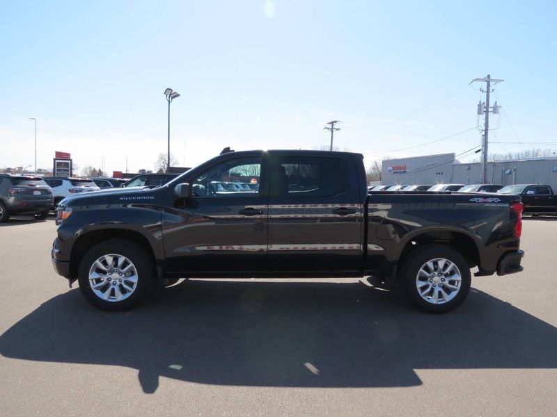 2022 Chevrolet Silverado 1500 Custom 4x4 4dr Crew Cab 5.8 ft. SBImage 5