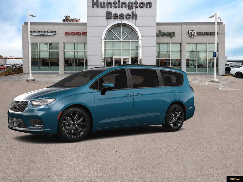 2023 Chrysler Pacifica Limited AWDImage 2