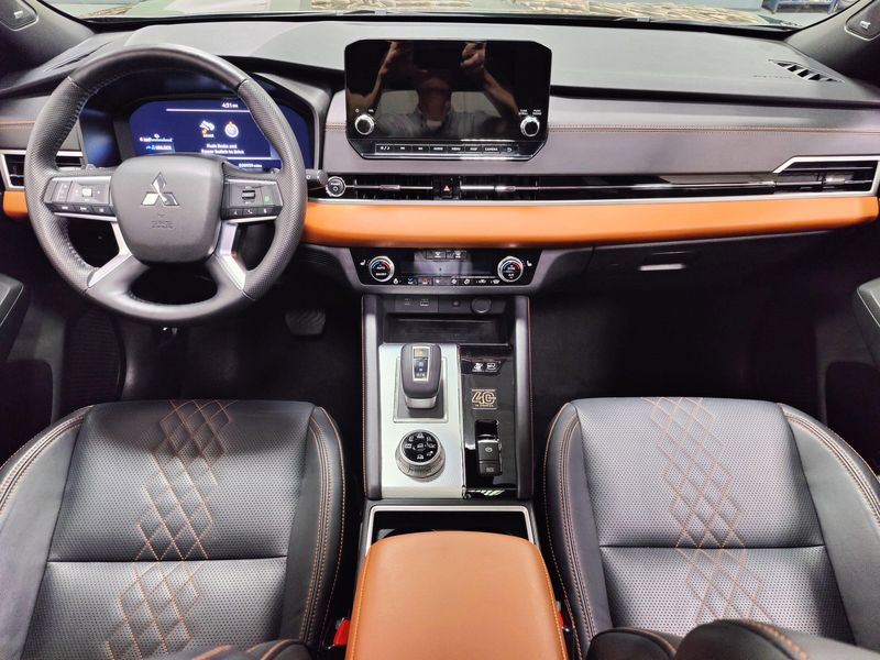 Used 2023 Mitsubishi Outlander PHEV SEL AWD 40th Anniv w/Sunroof/NavImage 25