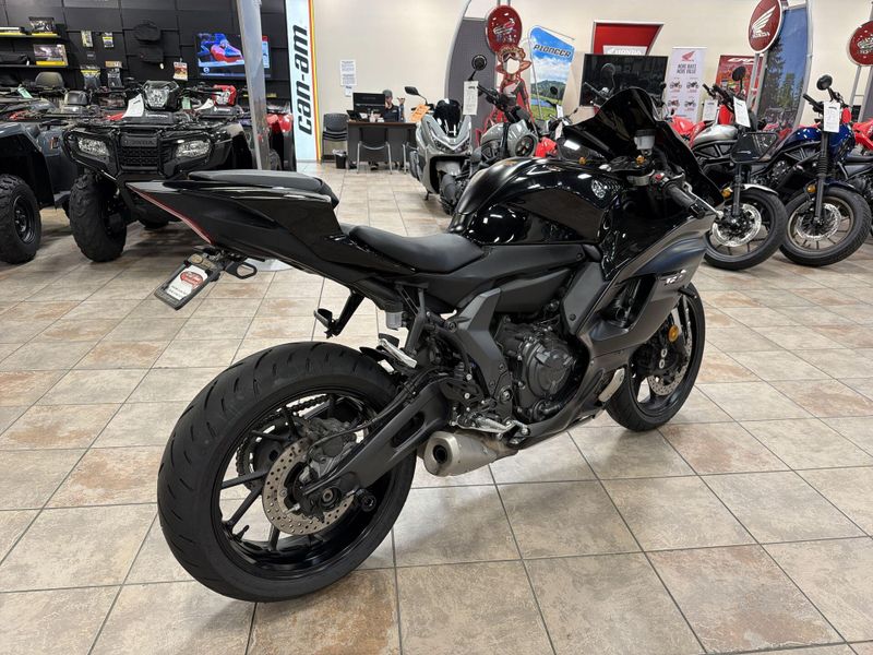 Used 2025 Yamaha YZF-R7 CA Image 17