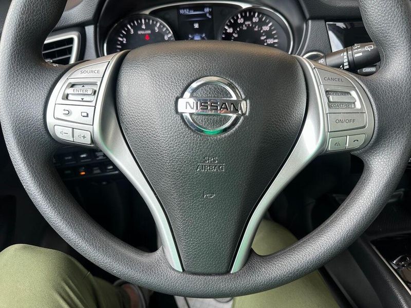 2016 Nissan Rogue SVImage 3