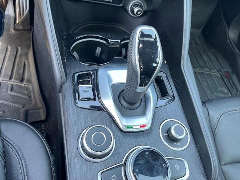 2022 Alfa Romeo Giulia Image 6