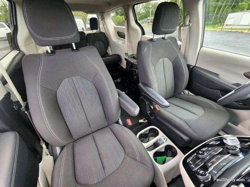 Used 2022 Chrysler Voyager LXImage 2