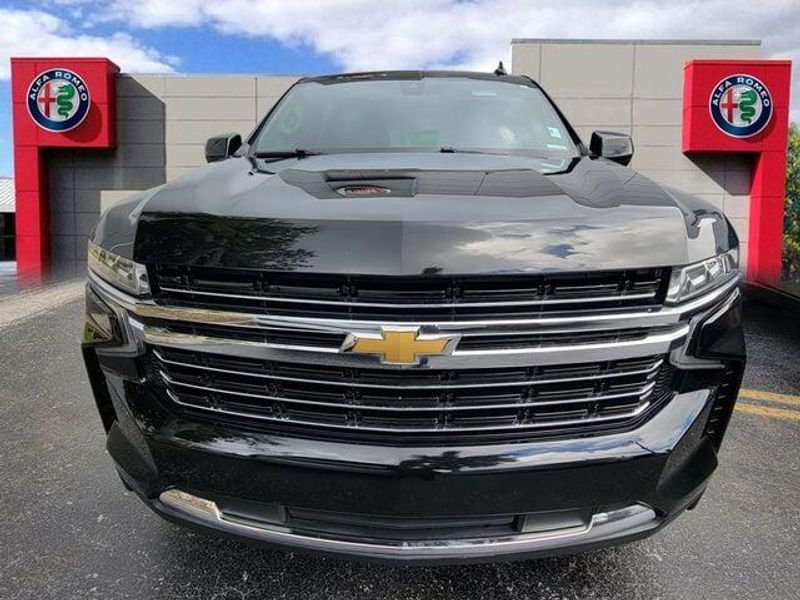 2021 Chevrolet Suburban LT photo 2