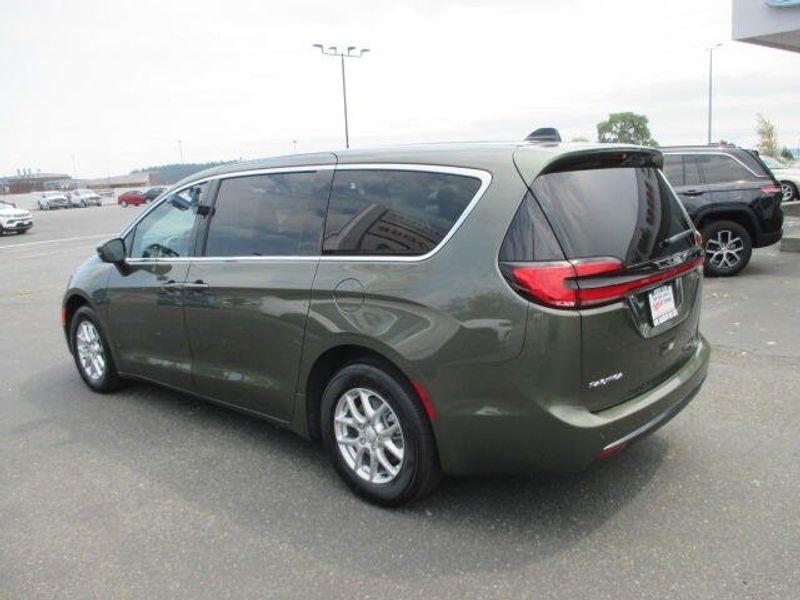 New 2027 Chrysler Pacifica SelectImage 13