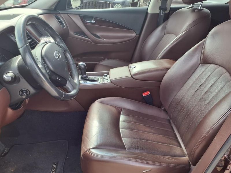 2017 INFINITI QX50 BaseImage 9