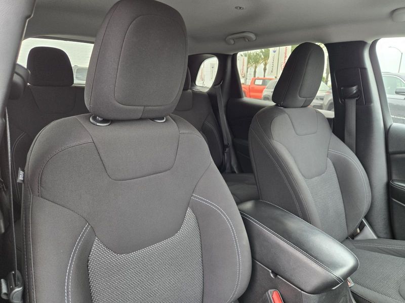Used 2021 Jeep Cherokee Latitude FWD