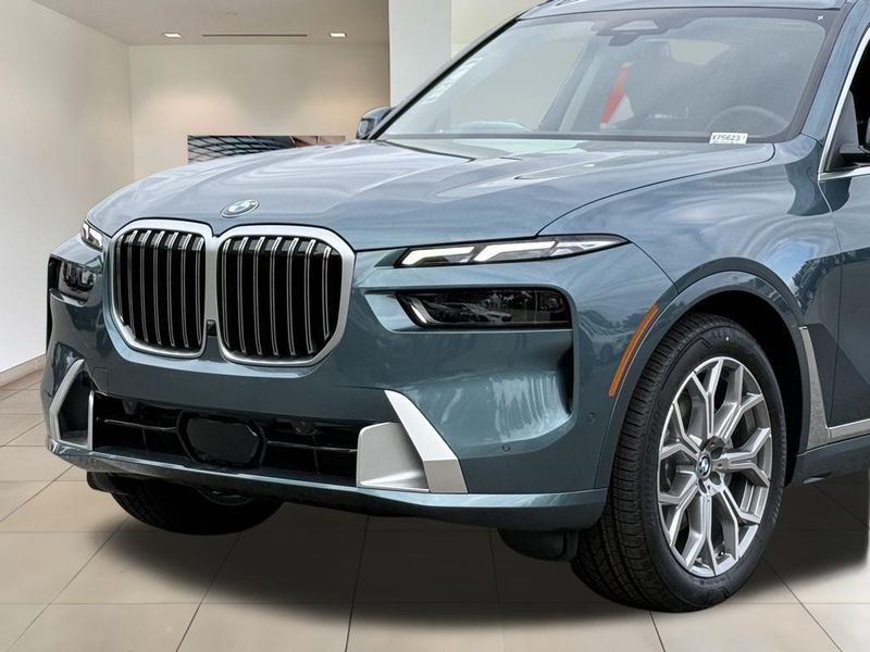 2025 BMW X7 xDrive40iImage 10