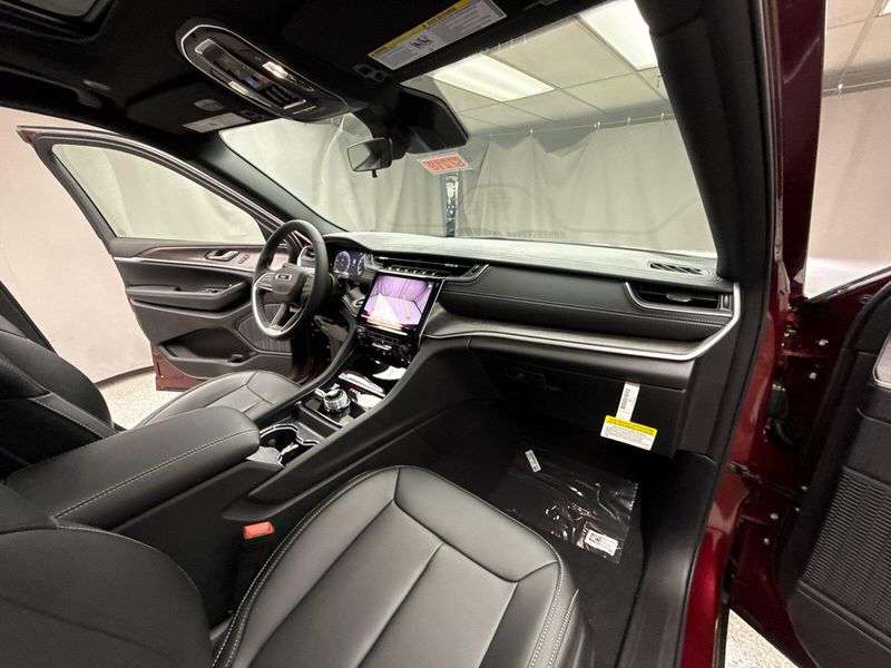 New 2025 Jeep Grand Cherokee Limited 4x4Image 22