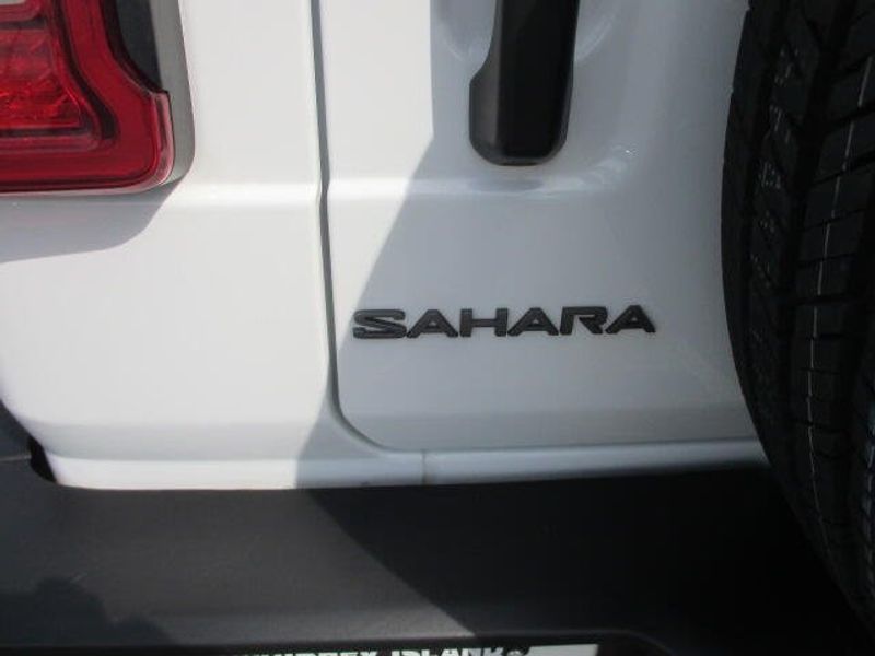 Used 2025 Jeep Wrangler SaharaImage 11