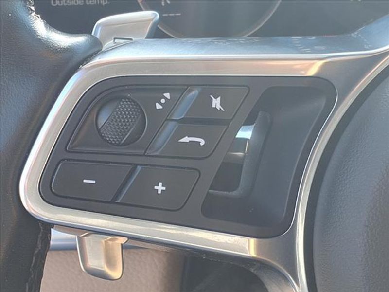 2017 Porsche Panamera BaseImage 23