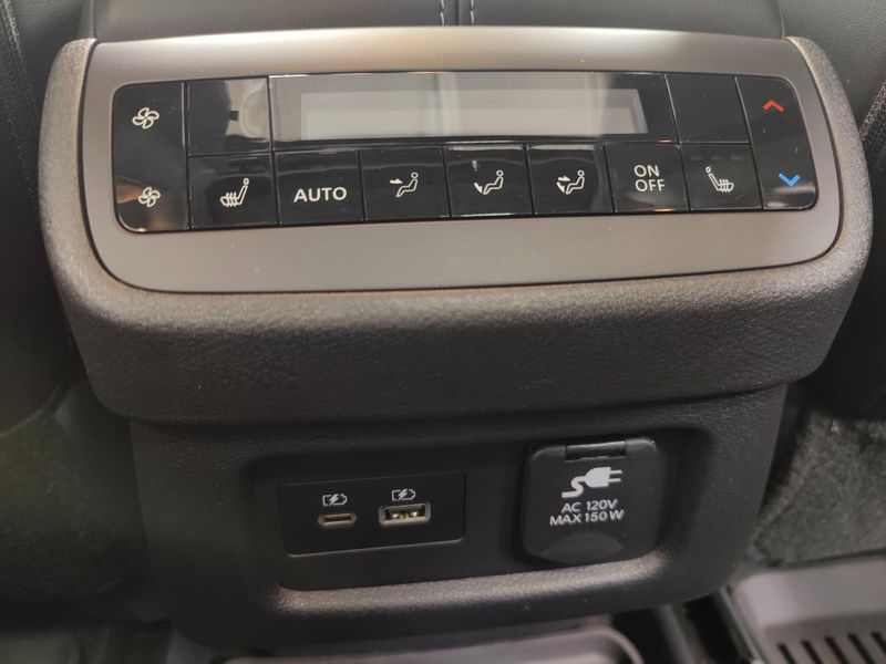 2023 Nissan Pathfinder Platinum V6 AWD BlackImage 28