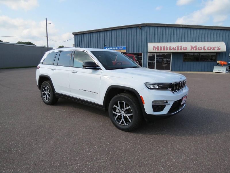 Used 2024 Jeep Grand Cherokee Limited 4x4 4dr SUVImage 2