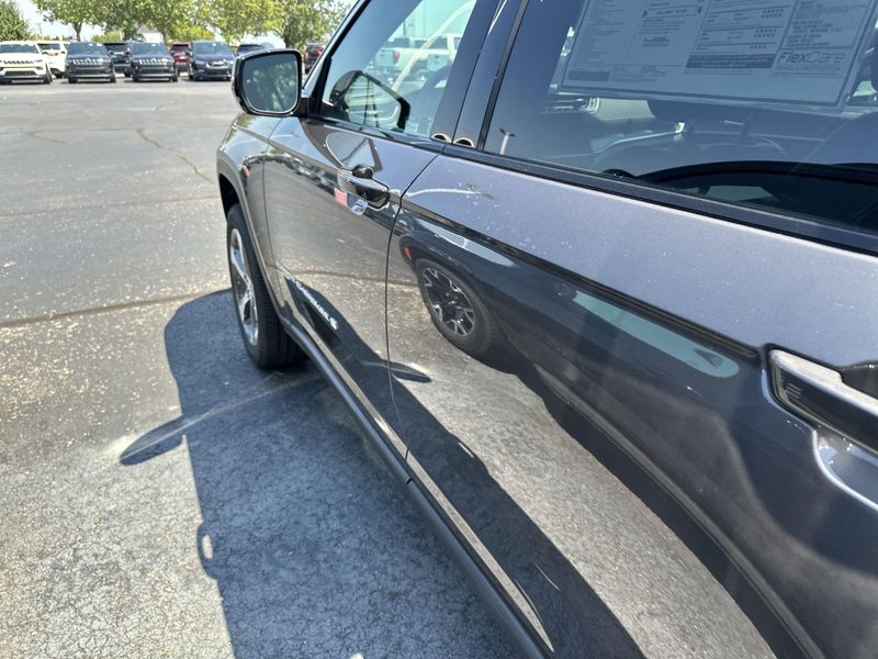 New 2025 Jeep Grand Cherokee L Limited 4x4Image 11