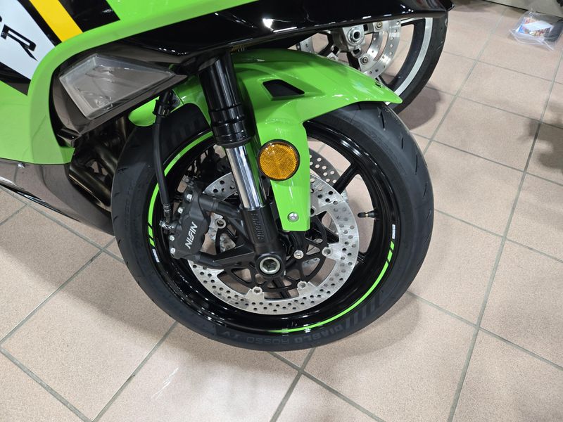 2025 Kawasaki NINJA ZX6R KRT EDITION LIME GREEN AND EBONY AND PEARL BLIZZARD WHITEImage 18