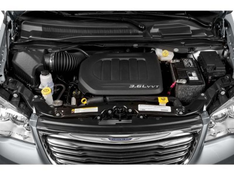 Used 2015 Chrysler Town & Country Image 12