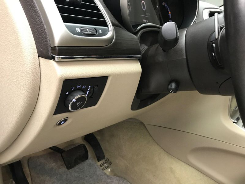 Used 2017 Jeep Grand Cherokee OverlandImage 4