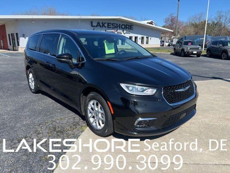 2023 Chrysler Pacifica Touring LImage 1