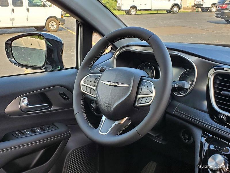 New 2026 Chrysler Pacifica SelectImage 19