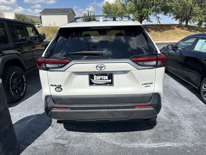 2019 Toyota RAV4 LimitedImage 9