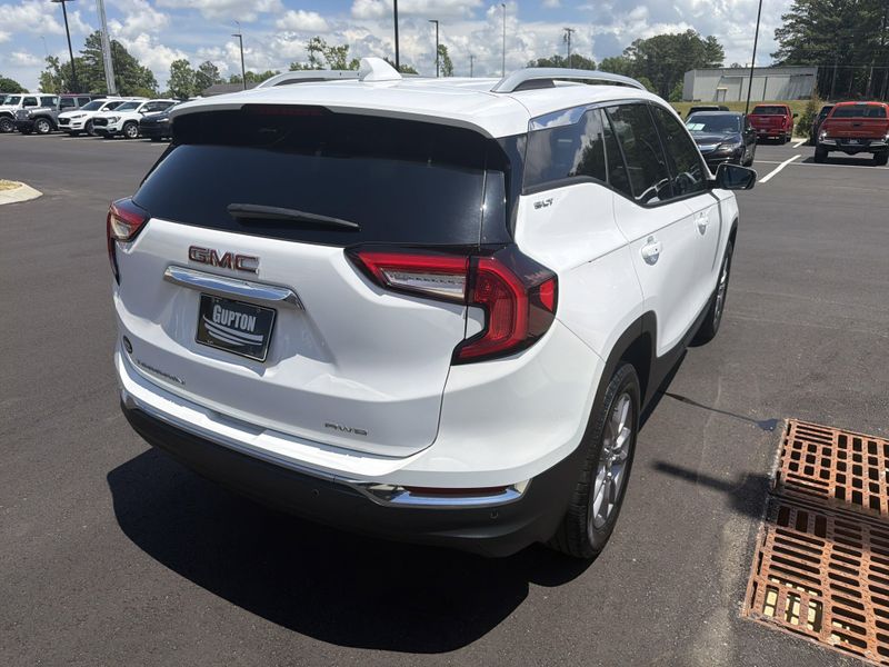 Used 2024 GMC Terrain SLTImage 12