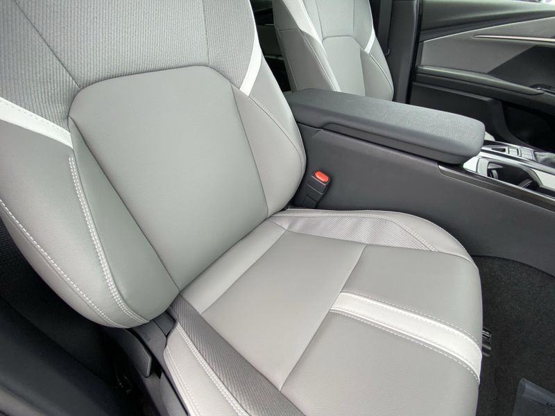 2025 Toyota Camry SEImage 11