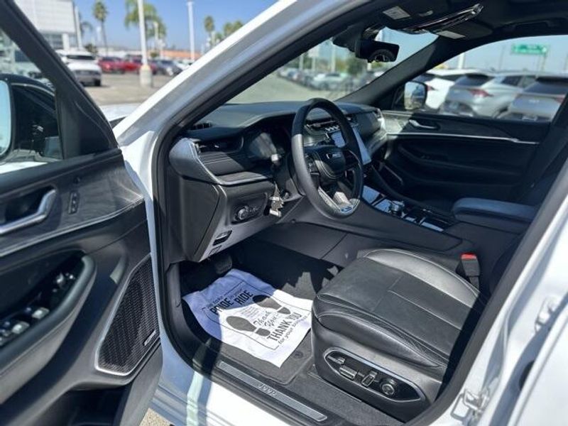 Used 2024 Jeep Grand Cherokee L OverlandImage 9