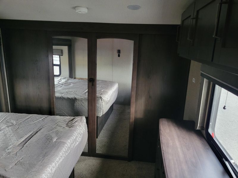 Used 2021 GRAND DESIGN M-320MKS Image 25