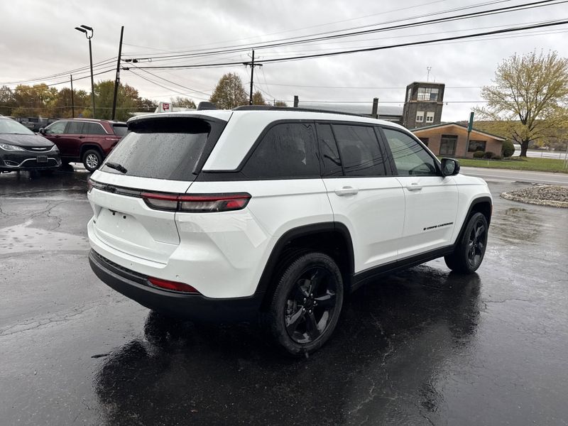 2025 Jeep Grand Cherokee Altitude photo 4