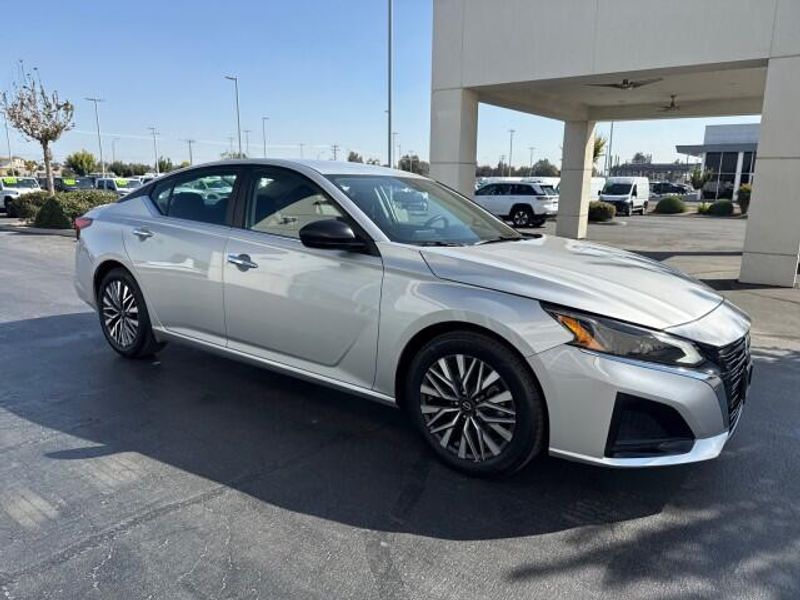 2024 Nissan Altima 2.5 SV photo 2