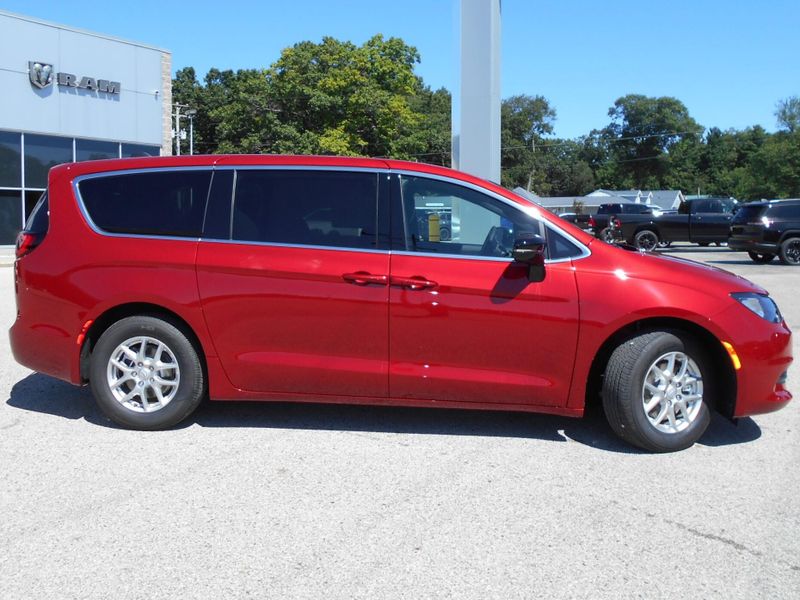 New 2025 Chrysler Voyager LxImage 33