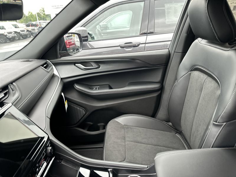 New 2025 Jeep Grand Cherokee L Altitude X 4x4Image 26