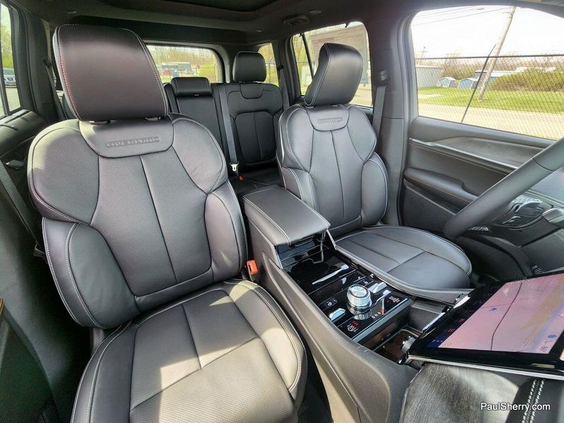 New 2025 Jeep Grand Cherokee Overland 4x4Image 3