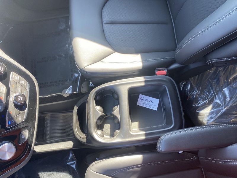 2025 Chrysler Pacifica photo 12