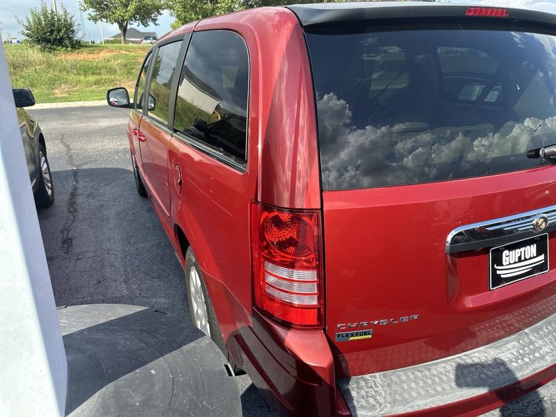 2010 Chrysler Town & Country LXImage 21