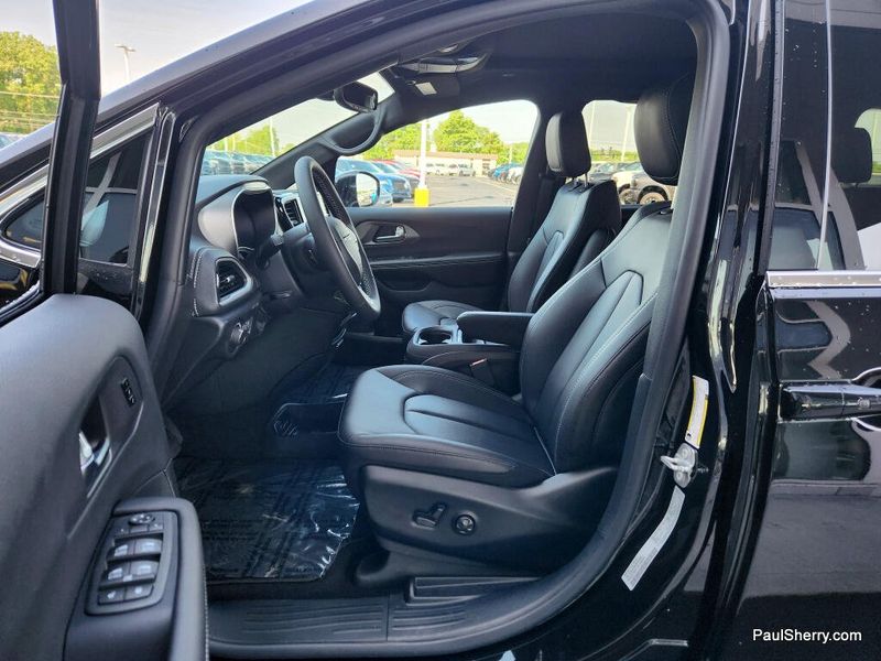 New 2027 Chrysler Pacifica Select