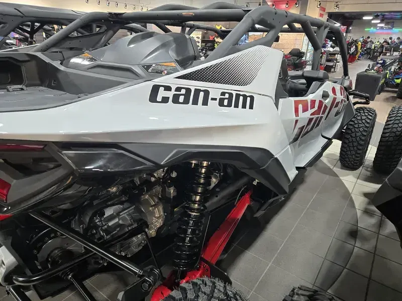 2025 Can-Am MAVERICK R MAX 999T DCT CATALYST GREY AND LEGION REDImage 6