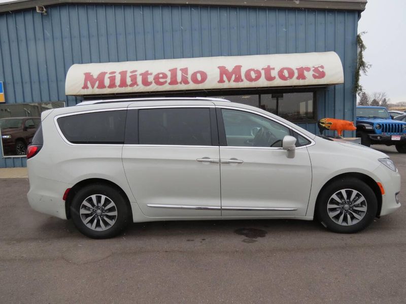 2020 Chrysler Pacifica Touring L Plus 4dr Mini VanImage 1