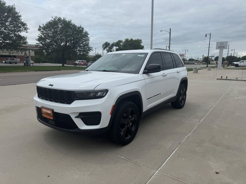 Used 2022 Jeep Grand Cherokee AltitudeImage 4