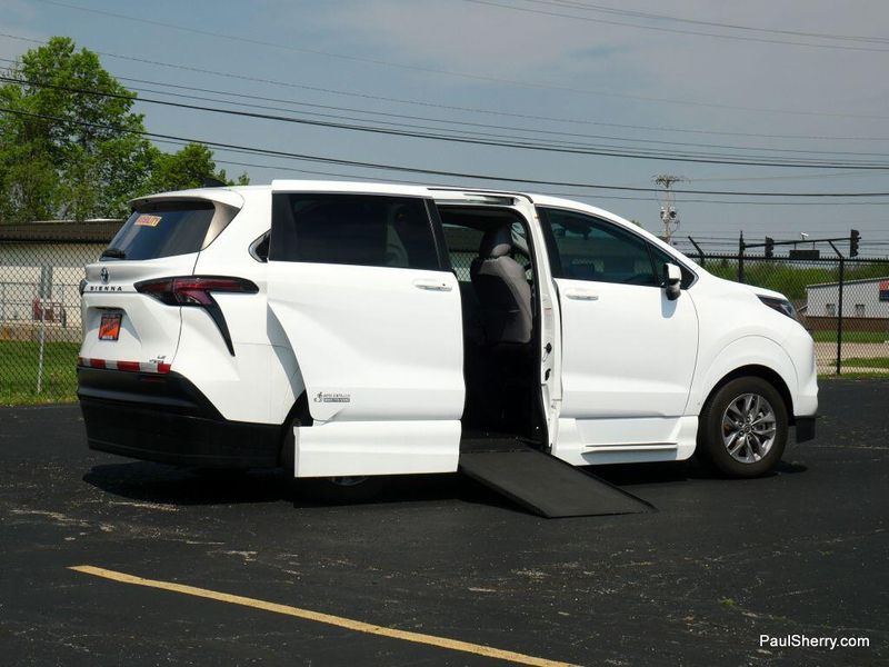 2022 Toyota Sienna Hybrid LEImage 7