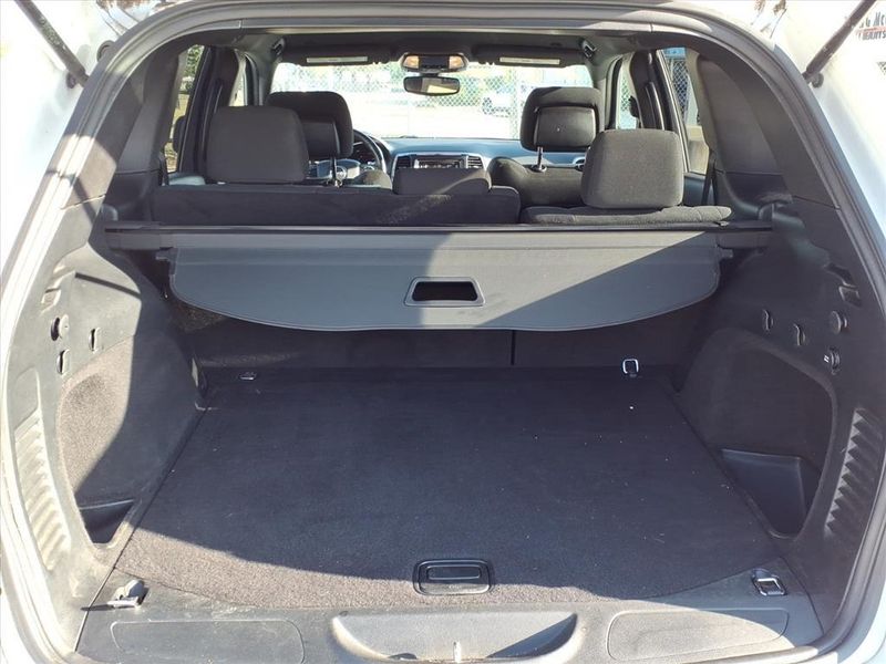 Used 2017 Jeep Grand Cherokee LaredoImage 13