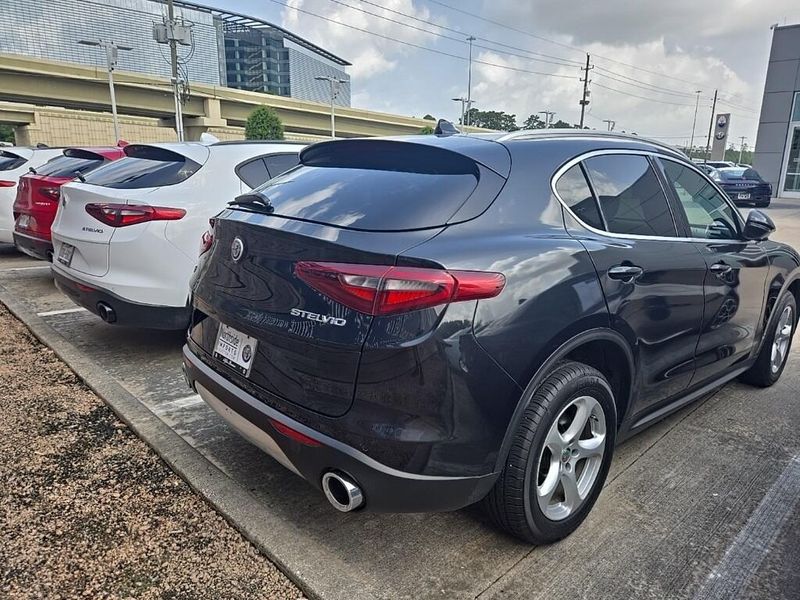 2018 Alfa Romeo Stelvio Image 3