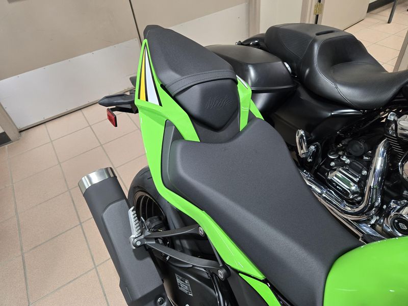 2025 Kawasaki NINJA ZX6R KRT EDITION LIME GREEN AND EBONY AND PEARL BLIZZARD WHITEImage 15