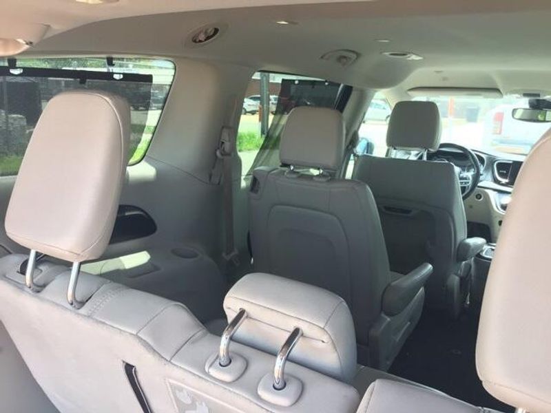 2021 Chrysler Pacifica Touring LImage 11