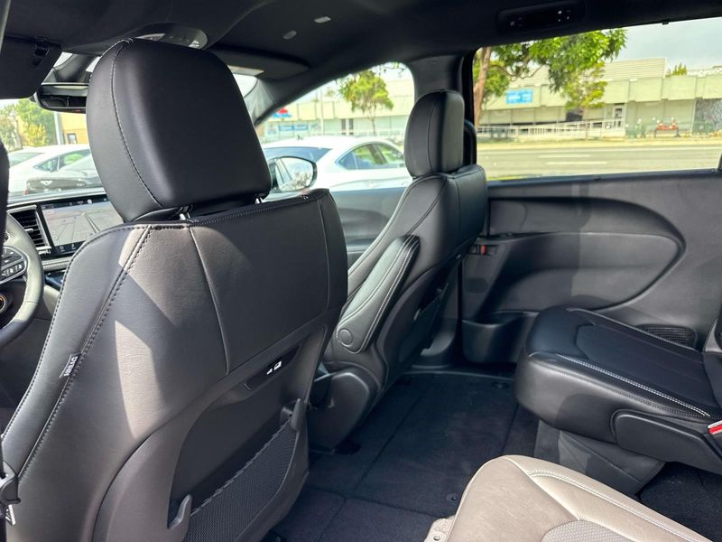 New 2027 Chrysler Pacifica Select Awd