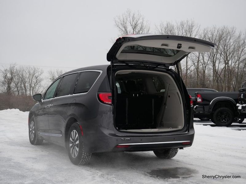 2022 Chrysler Pacifica Hybrid LimitedImage 8